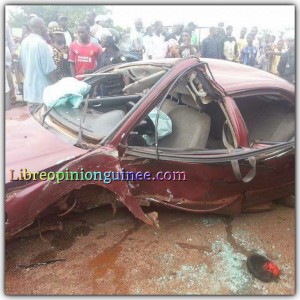 Accident d'une voiture sur la route le prince