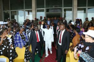 Alpha Condé devant les femmes au palais du peuple