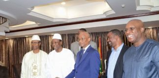 Cellou Dalein : « J’ai eu une discussion longue et franche avec le président de la République. J’ai pu » Cellou Dalein, Alpha Condé, Tibou Kamara, Aliou Conde et Kiridi Bangoura au palais sékhoutouréya