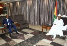 Après sa rencontre avec Alpha, Cellou Dalein accepte de suspendre toutes les manifestations Alpha Condé et Cellou Dalein Diallo au palais sékhoutouréya le 02 avril 2018