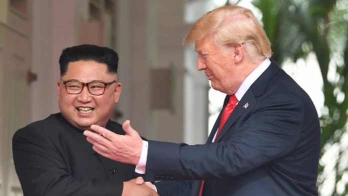 Donald Trump et Kim Jong-un donnent le coup d'envoi de leur face-à-face historique et longtemps inimaginable après des décennies de tensions liées aux ambitions nucléaires de Pyongyang. Donald Trump et Kim Jong-un donnent le coup d'envoi de leur face-à-face historique et longtemps inimaginable après des décennies de tensions liées aux ambitions nucléaires de Pyongyang.