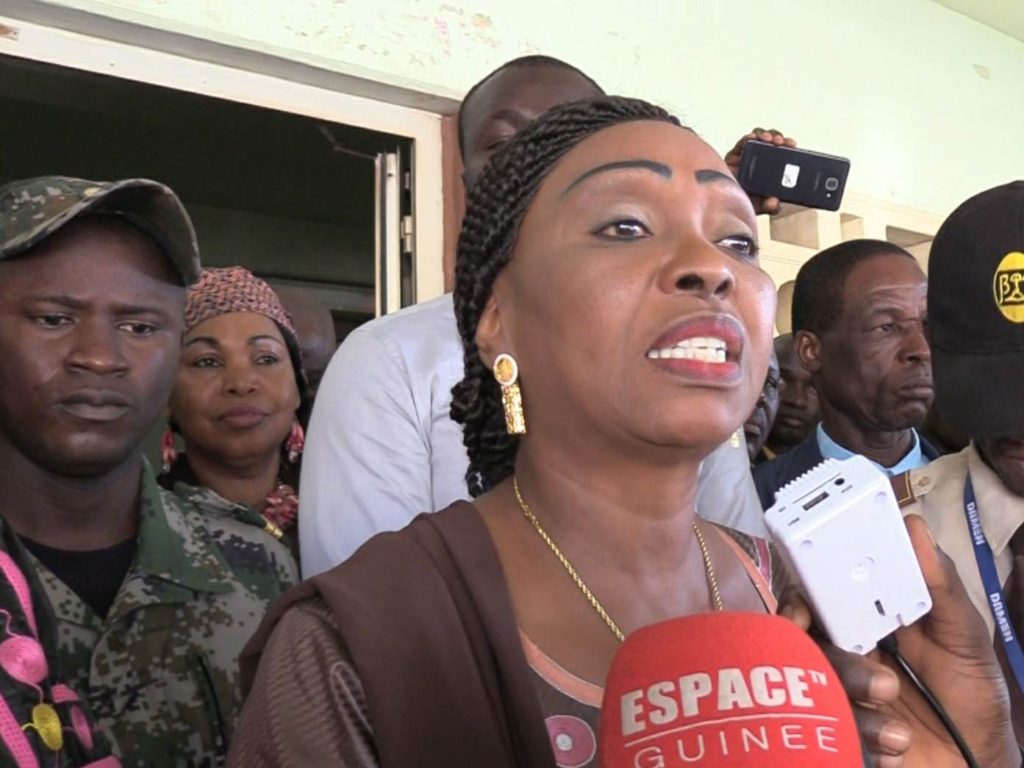 Hawa Keita, ex-DG du port de Conakry nommée PCA de la SOGEAC Madame Hawa Keita DG du port de Conakry devant des grévistes