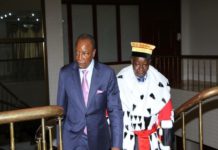 Kéléfa Sall fait une demande à Alpha Condé Alpha Condé et Kèlèfa Sall de la cour constitutionnelle