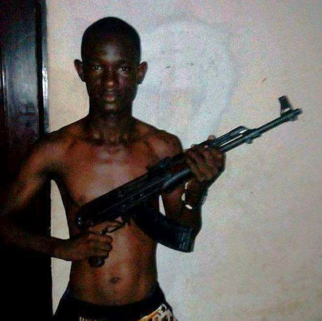 Boubacar Diallo grenade arme à la main