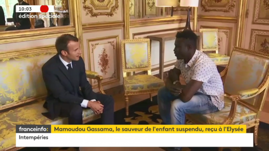 Mahmoudou Gassama et Emmanuel Macron à l’Élysée