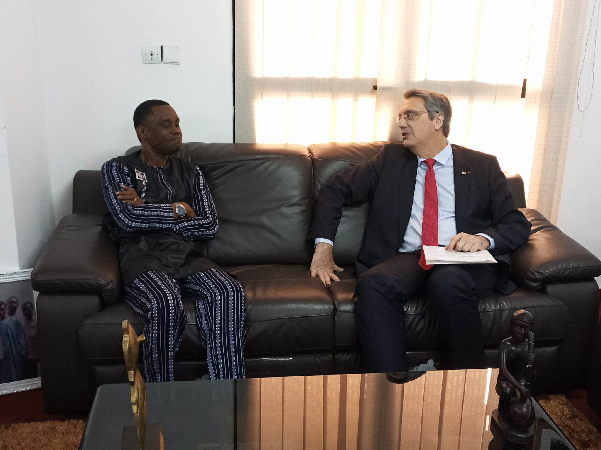 Bantama Sow et l'ambassadeur de France en Guinée