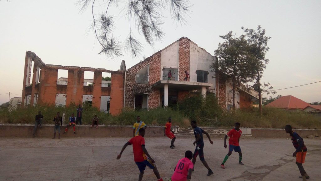 Labé : la maison de l’ancien ministre de l’habitat, Alpha Ousmane Diallo devenu un lieu de vol, viol, jeux de hasard et consommation des stupéfiants (reportage) Le bâtiment de l'ancien ministre de l'habitat à Labé Alpha Ousmane Diallo