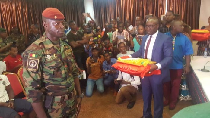 Acte de bravoure : le Caporal Cheick Soumah, a reçu le prix du civisme et de la paix ce jeudi à Conakry ! Acte de bravoure : le Caporal Cheick Soumah, a reçu le prix du civisme et de la paix ce jeudi à Conakry !