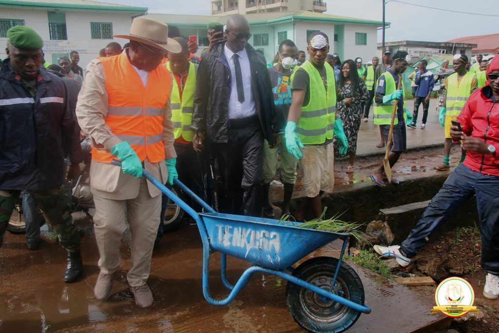 CONAKRY VILLE PROPRE : LE GOUVERNEMENT POURSUIT SON ENGAGEMENT AUX COTES DES POPULATIONS Campagne d'assainissement 01 Septembre 2018 Kassory Fofana premier ministre