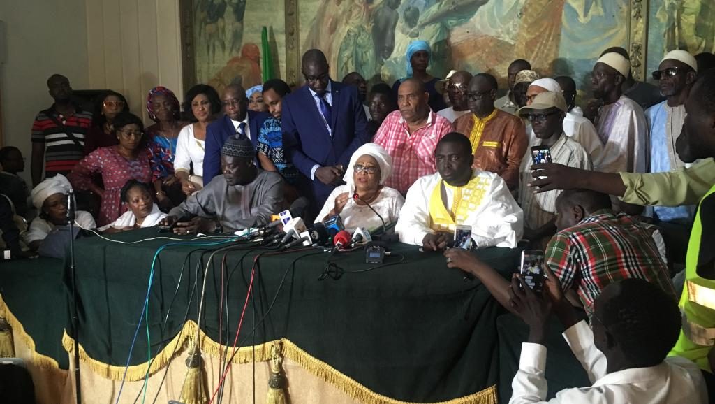 La nouvelle mairesse de Dakar, Soham El Wardini, entourée de son équipe, le 29 septembre 2018.
