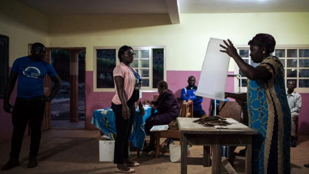 Des officiels de l'organisation Elecam, en charge de la tenue du scrutin, débutent le comptage des voix dans un bureau de vote de la banlieue de Yaoundé le 7 octobre 2018. © ALEXIS HUGUET / AFP