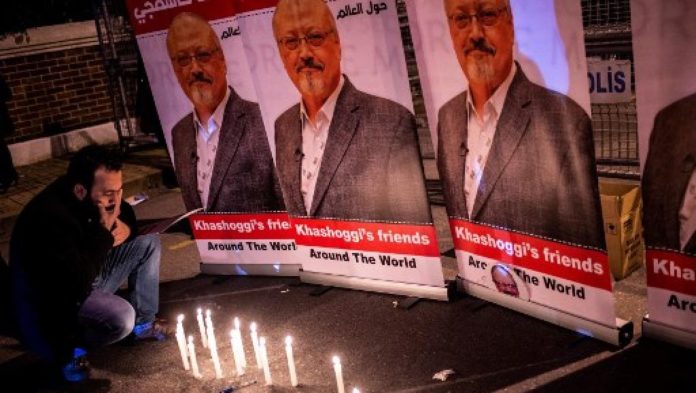 Manifestation en hommage à Jamal Khashoggi devant le consulat d'Arabie saoudite à Istanbul, le 25 octobre 2018. Manifestation en hommage à Jamal Khashoggi devant le consulat d'Arabie saoudite à Istanbul, le 25 octobre 2018.