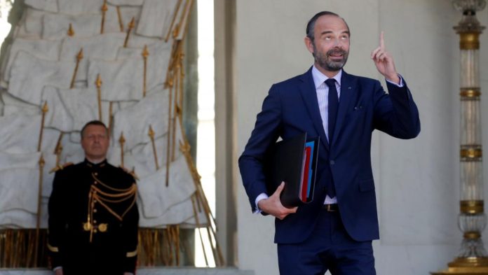 Le Premier ministre Edouard Philippe, et ministre de l'Intérieur par intérim, quitte l'Elysée après le conseil des ministres, à Paris le 10 octobre 2018. Le Premier ministre Edouard Philippe, et ministre de l'Intérieur par intérim, quitte l'Elysée après le conseil des ministres, à Paris le 10 octobre 2018.