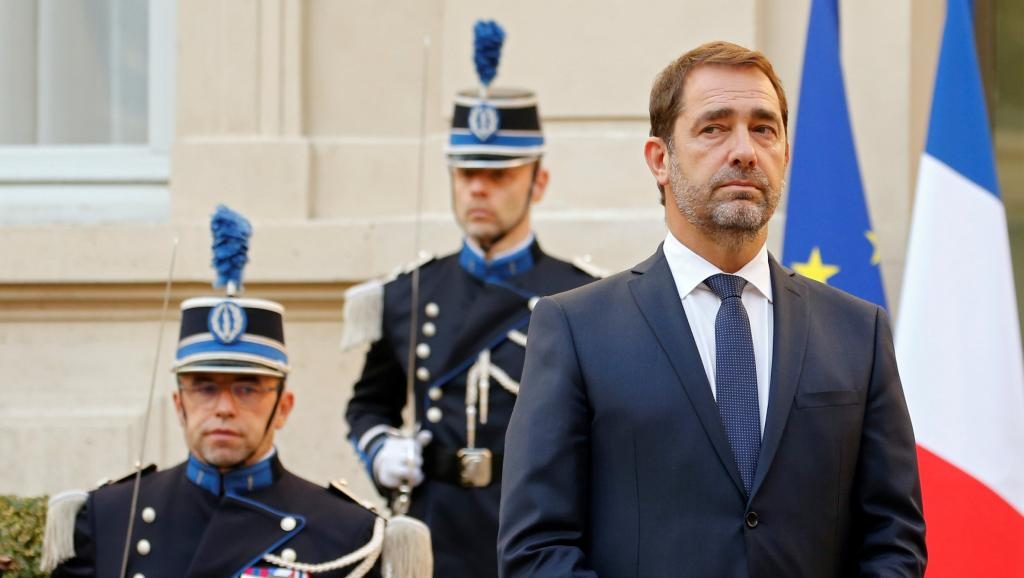 Antiterrorisme, immigration: Castaner sur les pas de Collomb Le nouveau ministre de l'Intérieur Christophe Castaner (g.) lors de la cérémonie de passation de pouvoirs avec Edouard Philippe, le 16 octobre dernier.