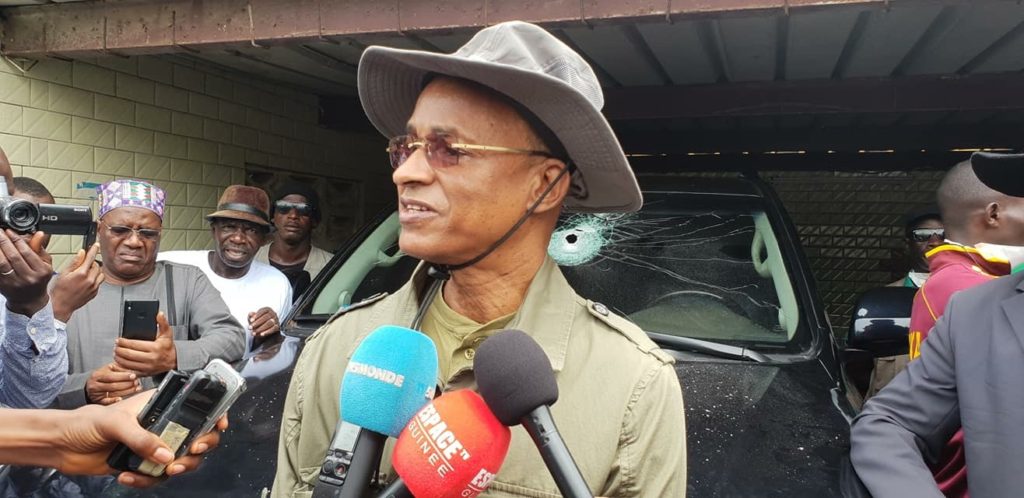 UFDG : Cellou Dalein doit passer la main (Par Nouhou Badiar Diallo) Impact de balles sur la voiture de Cellou Dalein Diallo