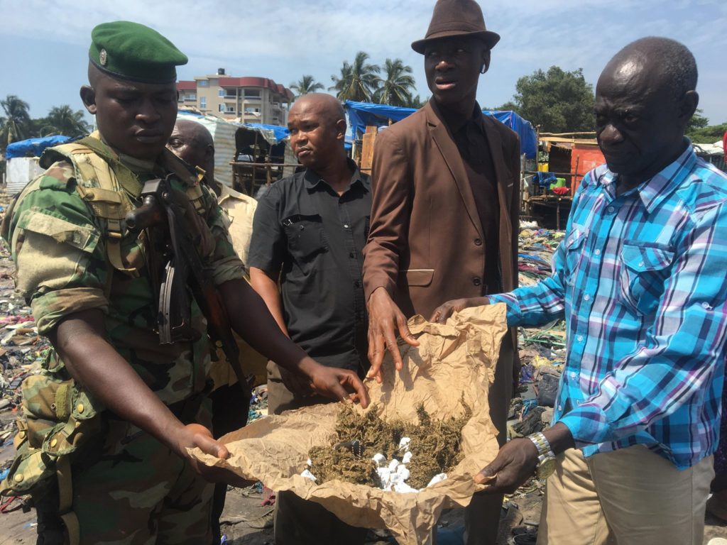 GUINEE : Les services spéciaux du Colonel Moussa Tiégboro Camara, découvrent la Drogue Au port de BOUSSOURA, dans la commune de Matam