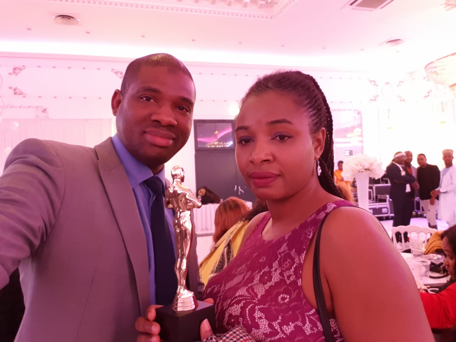 Macka Balde a reçu le trophée du meilleur site d’information avec talents de Guinée