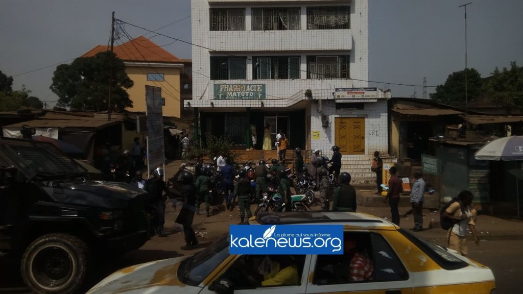 Mairie de Matoto: Des forces de l’ordre « s’emparent » des motos devant la pharmacie de Matoto