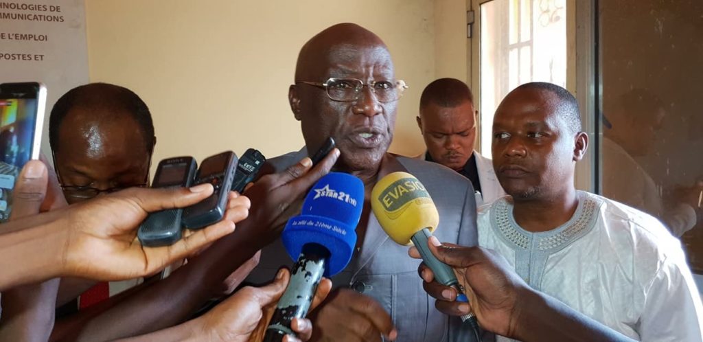 Kalémodou Yansané précise : « Je vois que M. Bourema Condé n’a pas eu le compte rendu Fidel. Il n’a pas la qualité de prendre une décision ou de l’interrompre »