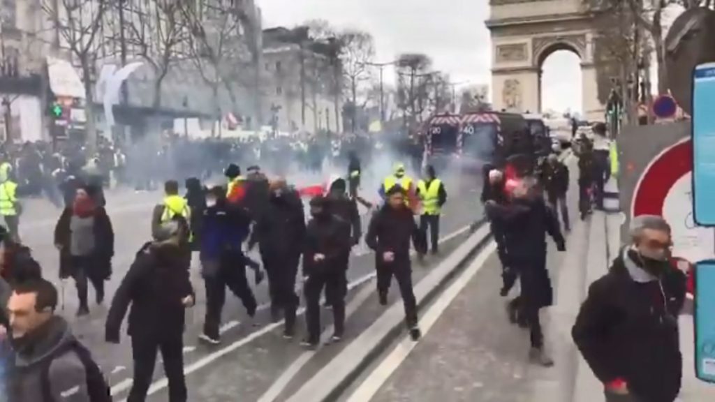Gilets jaunes : de violents affrontements à Paris dès le début de journée
