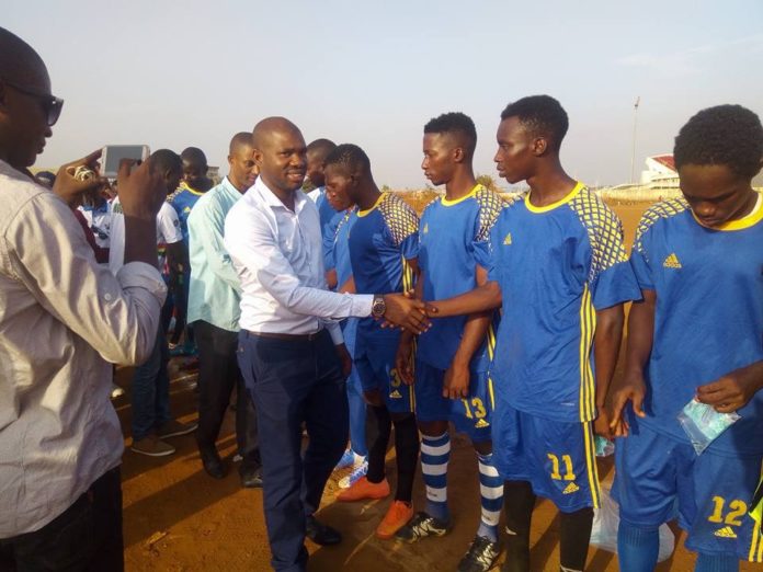 Macka Baldé vice-président des Nfd et directeur général adjoint de l’agence nationale de volontariat jeunesse au ministère de la jeunesse et de l’emploi des jeunes au match de gala de l’association des jeunes volontaires de Bodie au stade de Nongo AJVB Macka Baldé vice-président des Nfd et directeur général adjoint de l’agence nationale de volontariat jeunesse au ministère de la jeunesse et de l’emploi des jeunes au match de gala de l’association des jeunes volontaires de Bodie au stade de Nongo AJVB