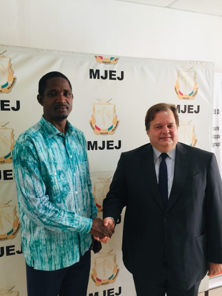 GUINÉE : LE MINISTRE DE LA JEUNESSE ET DE L’EMPLOI DES JEUNES A REÇU EN AUDIENCE L’AMBASSADEUR DE LA TURQUIE EN GUINÉE Le ministre de la jeunesse Mouctar Diallo et l’ambassadeur de Turquie en Guinée