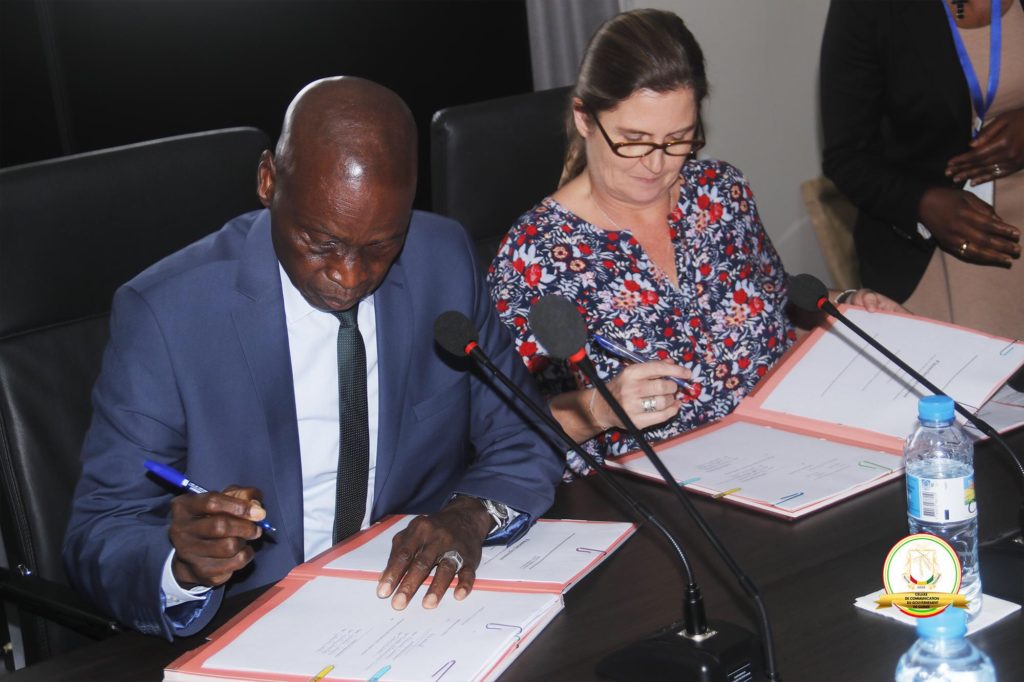 PRIMATURE/ÉCONOMIE : LE GOUVERNEMENT GUINÉEN ET LA BANQUE MONDIALE SIGNENT DEUX ACCORDS DE FINANCEMENT EN FAVEUR DU DÉVELOPPEMENT À HAUTEUR DE 80 MILLIONS DE DOLLARS