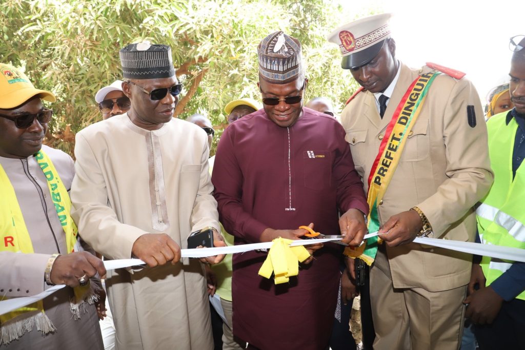 DÉVELOPPEMENT LOCAL: LE PREMIER MINISTRE INAUGURE LE SIÈGE DE LA MAIRIE DE DINGUIRAYE