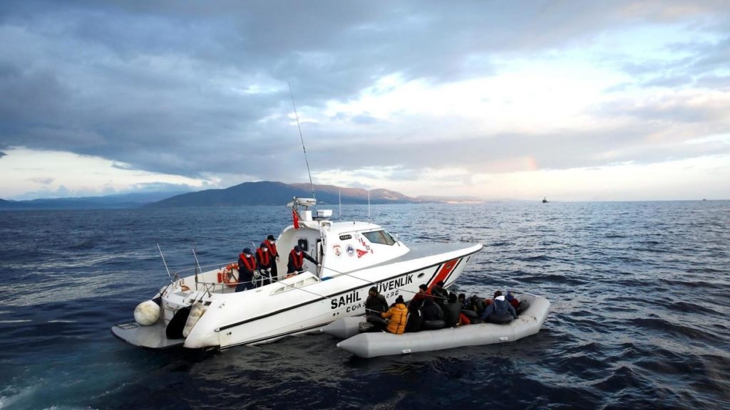 Des garde-côtes turcs aident des migrants à bord d'un bateau de fortune, après leur tentative échouée de traverser la mer Égée vers l'île grecque de Lesbos, près de Canakkale, le 6 mars 2020. REUTERS/Umit Bektas