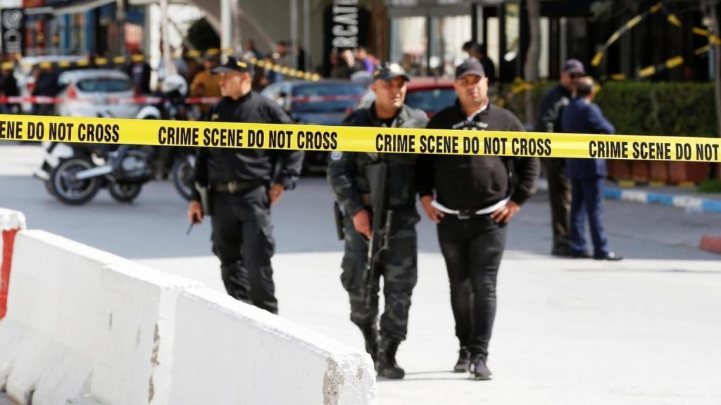 Attentat à Tunis: les deux assaillants avaient déjà été condamnés pour terrorisme Des policiers sur le lieu de l’attentat qui visait l’ambassade des États-Unis à Tunis le 6 mars 2020. REUTERS/Zoubeir Souissi