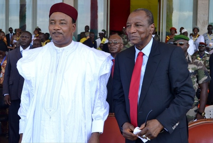 Mahamadou Issoufou, président en exercice de la CEDEAO et le président Guinéen Alpha Conde
