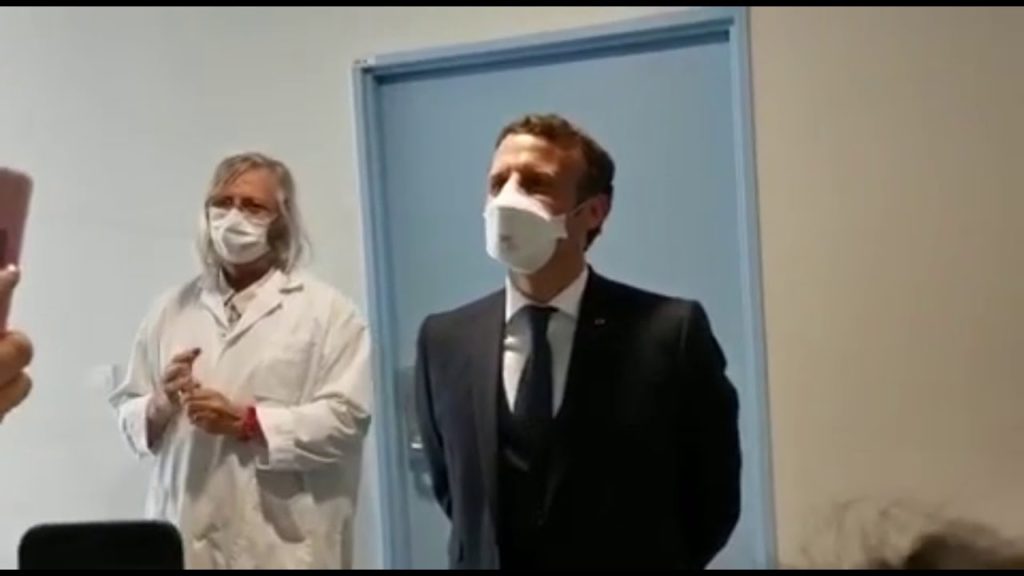 En visite chez le Pr Didier Raoult, Emmanuel Macron découvre que tous les médecins viennent d’Afrique (Vidéo)