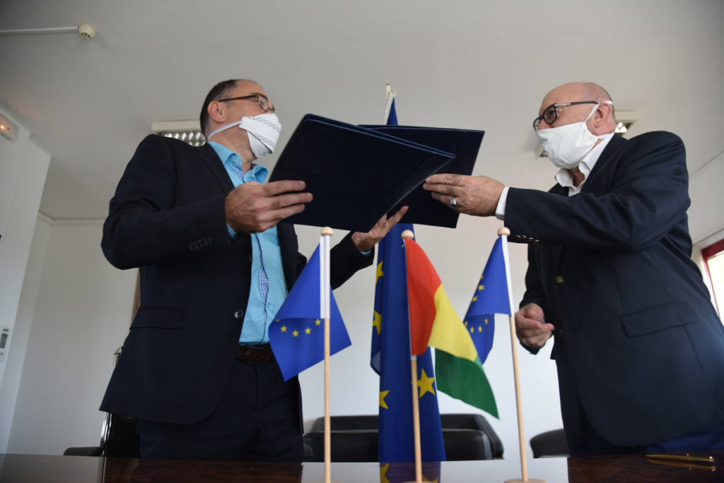 Guinée: l’Union Européenne signe un contrat de 65 milliards GNF (6 millions d’euros) pour financer un projet de riposte contre la Covid-19 et soutenir les populations guinéennes