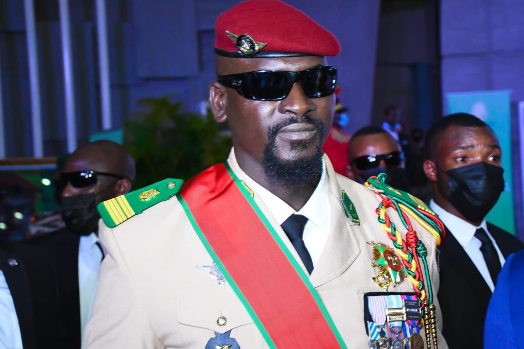 Le Colonel Doumbouya décline les missions de la transition après sa prestation de serment