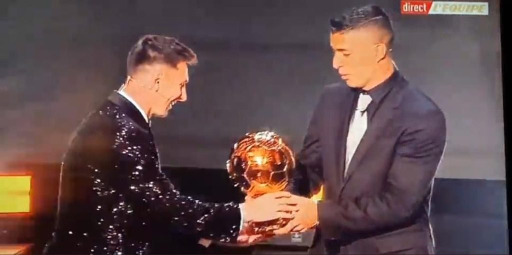 Ballon d’Or 2021 en direct : Lionel Messi, ballon d’Or pour la 7e fois de sa carrière !