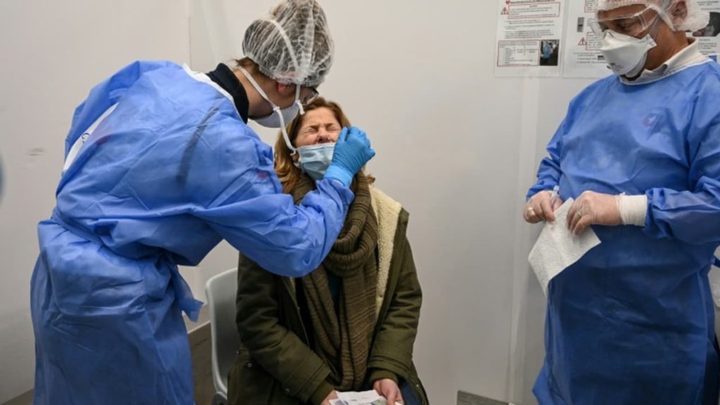 SUEURS NOCTURNES, ÉRUPTIONS CUTANÉES … CE QUE L’ON SAIT DES SYMPTÔMES DU VARIANT OMICRON