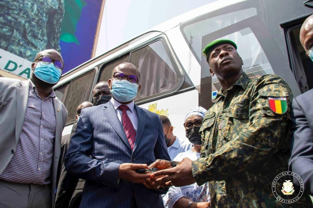 Remise de trois bus de fonctionnement au CNT par le Colonel Amara Camara (communiqué)