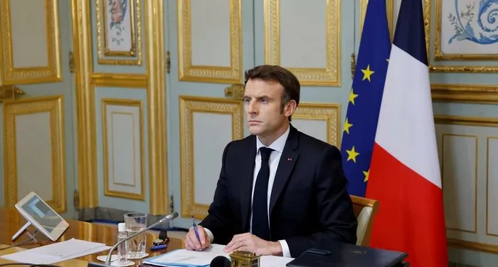 Emmanuel Macron, président de la République Française à son bureau de l’Élysée