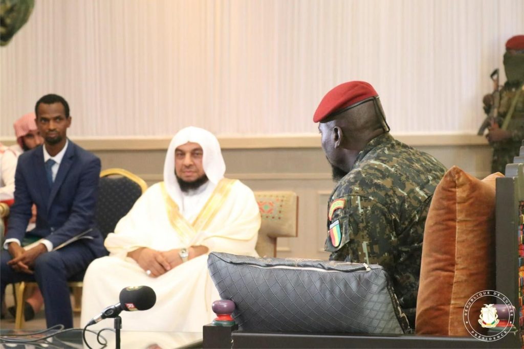 Audience: le vice-ministre Saoudien des affaires Islamiques, de l’appel et de l’orientation reçu par le Colonel Doumbouya