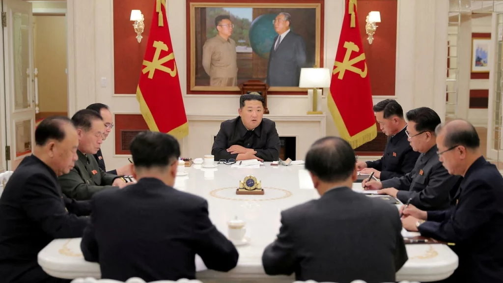L’arrivée du Covid-19 en Corée du Nord pourrait entraîner des purges à la tête du pays Le dirigeant nord-coréen Kim Jong-un préside une réunion du politburo du Parti des travailleurs au pouvoir, dans un contexte de pandémie de coronavirus (COVID-19), à Pyongyang, en Corée du Nord, le 17 mai 2022, sur cette photo publiée le 18 mai 2022 par l'Agence centrale de presse nord-coréenne (KCNA). via REUTERS - KCNA