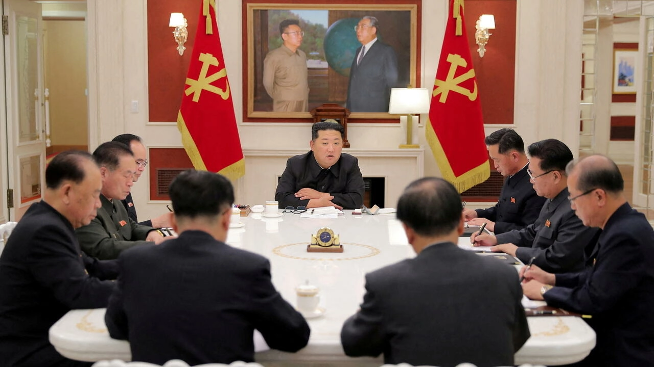 Le dirigeant nord-coréen Kim Jong-un préside une réunion du politburo du Parti des travailleurs au pouvoir, dans un contexte de pandémie de coronavirus (COVID-19), à Pyongyang, en Corée du Nord, le 17 mai 2022, sur cette photo publiée le 18 mai 2022 par l'Agence centrale de presse nord-coréenne (KCNA). via REUTERS - KCNA