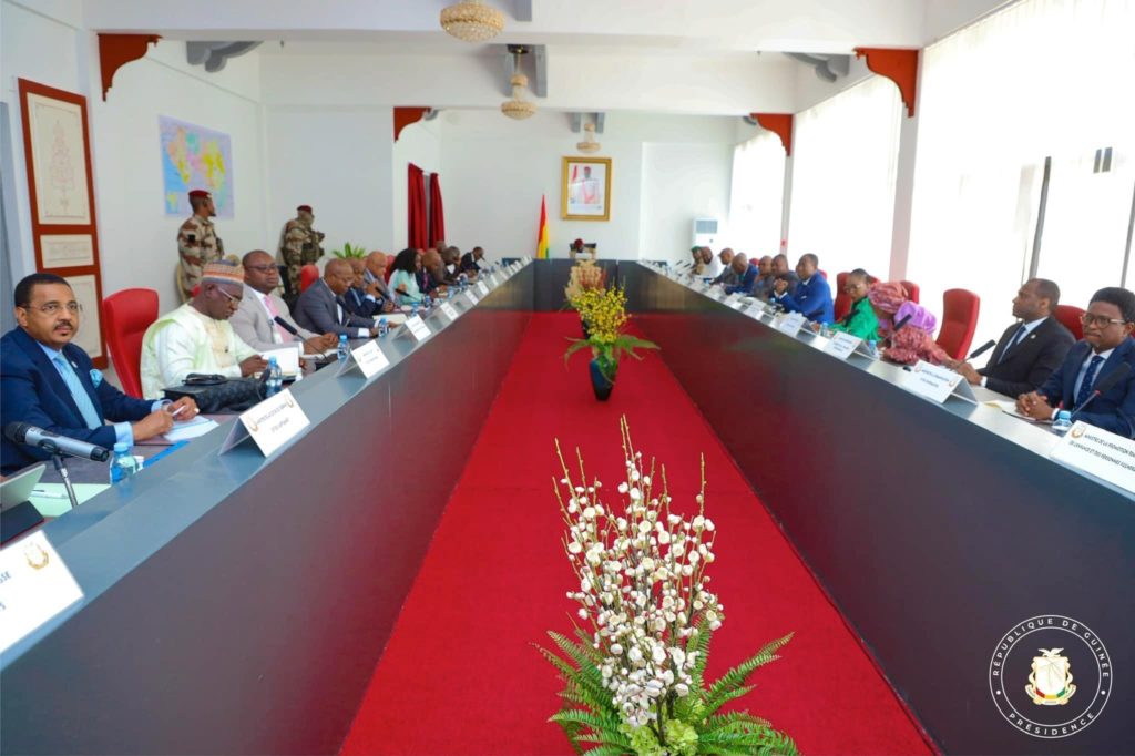 Colonel Mamadi Doumbouya et les ministres membres du gouvernement Béavogui en conseil des ministres