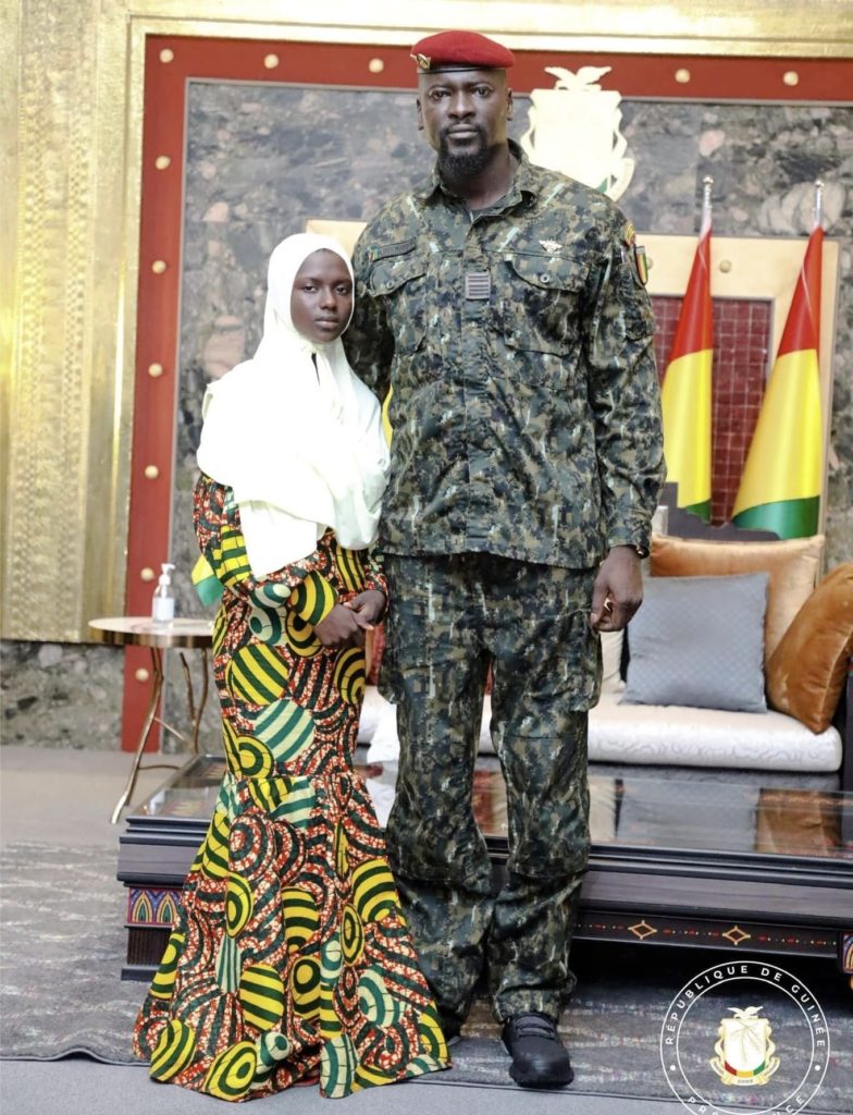 Humanitaire : le Colonel Mamadi Doumbouya console Mlle Safiatou Diallo qui a perdu ses parents dans un incendie