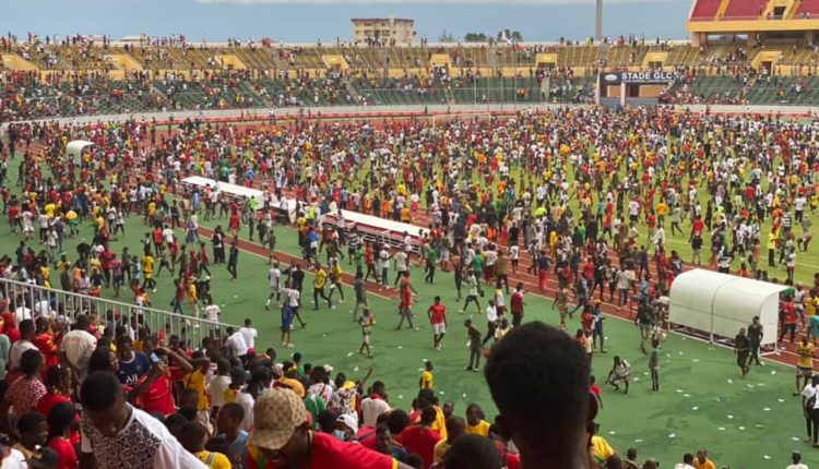 Les supporteurs du Syli national de Guinée envahissent le stade général Lansana Conte de Nongo