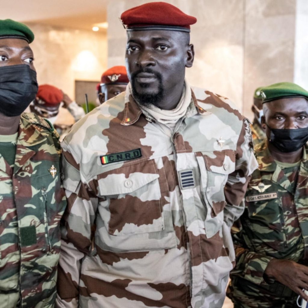 Urgent : Le Colonel Mamadi Doumbouya visite le Palais Sékhoutouréya Colonel Mamadi Doumbouya, Sadiba Koulibaly et Colonel Amara Camara. Images d’archives