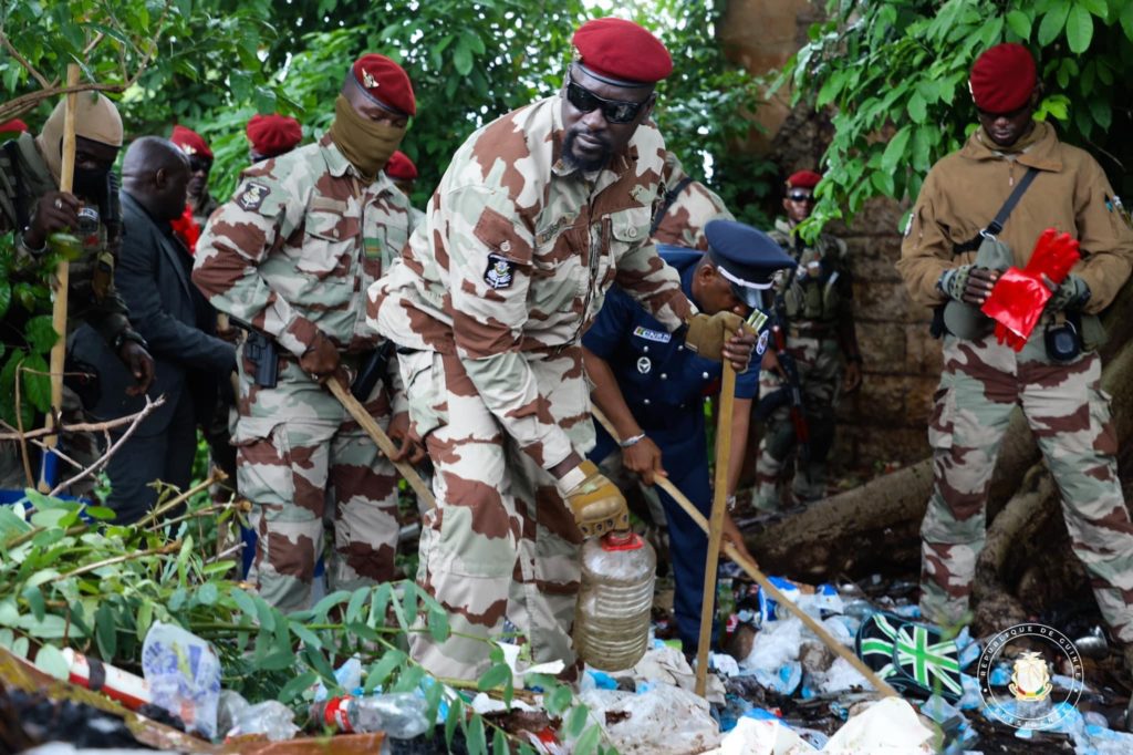 Salubrité Publique : le Colonel Mamadi Doumbouya sur le terrain pour participer à l’assainissement (images)