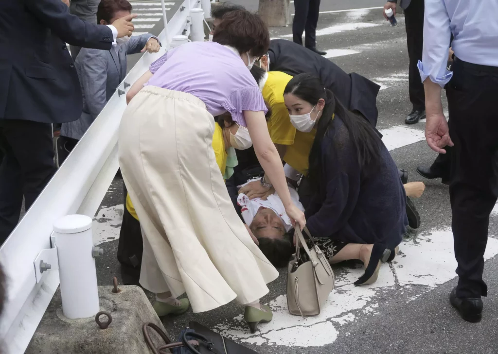 Japon: l’ex-Premier ministre Shinzo Abe dans «un état très grave» après avoir été attaqué à l’arme à feu