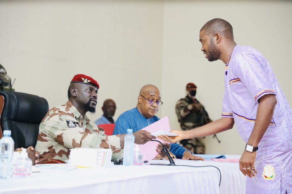 Macka Baldé, DG de l’ANVJ prête serment devant le président de la République, le Colonel Mamadi Doumbouya ce Vendredi 22 Juillet 2022 au Palais Mohamed V