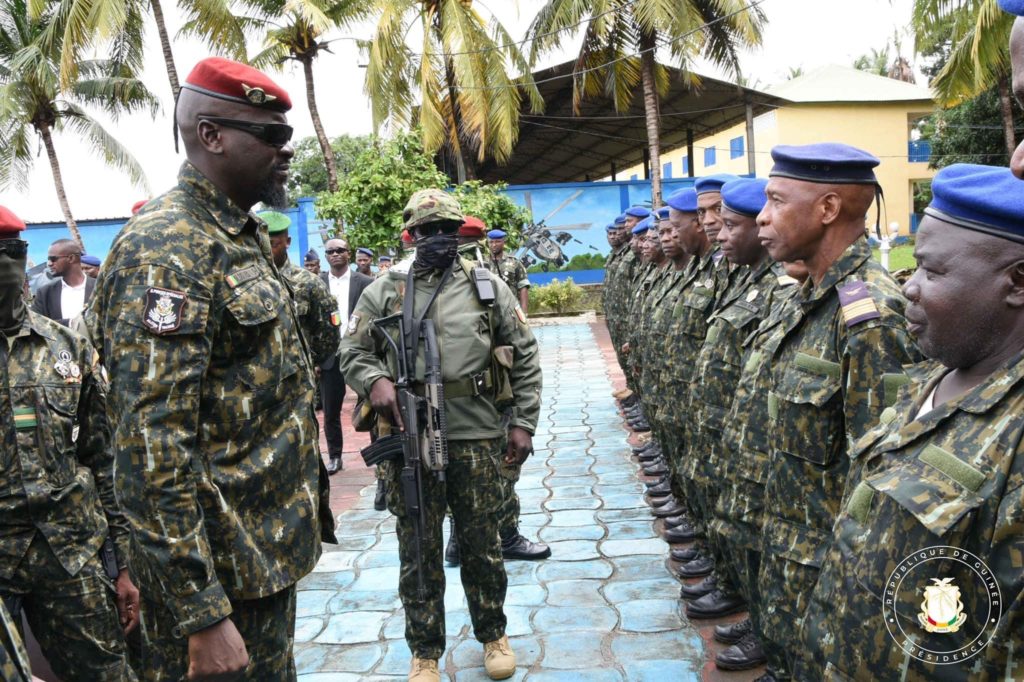 Forces armées : le Colonel Mamadi Doumbouya en immersion à la base militaire aérienne de Yimbaya