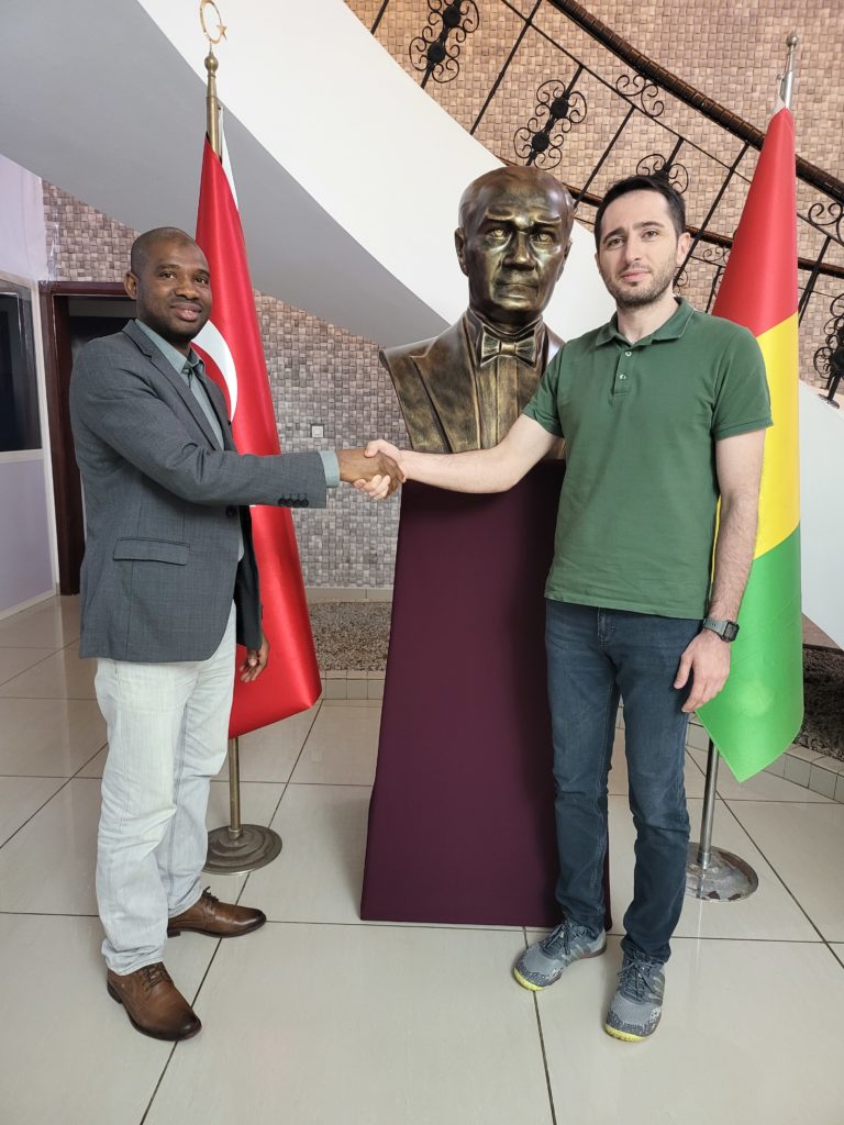 Macka BALDE Directeur Général de l'Agence Nationale du Volontariat Jeunesse et l'attaché au consulat de Turquie en Guinée